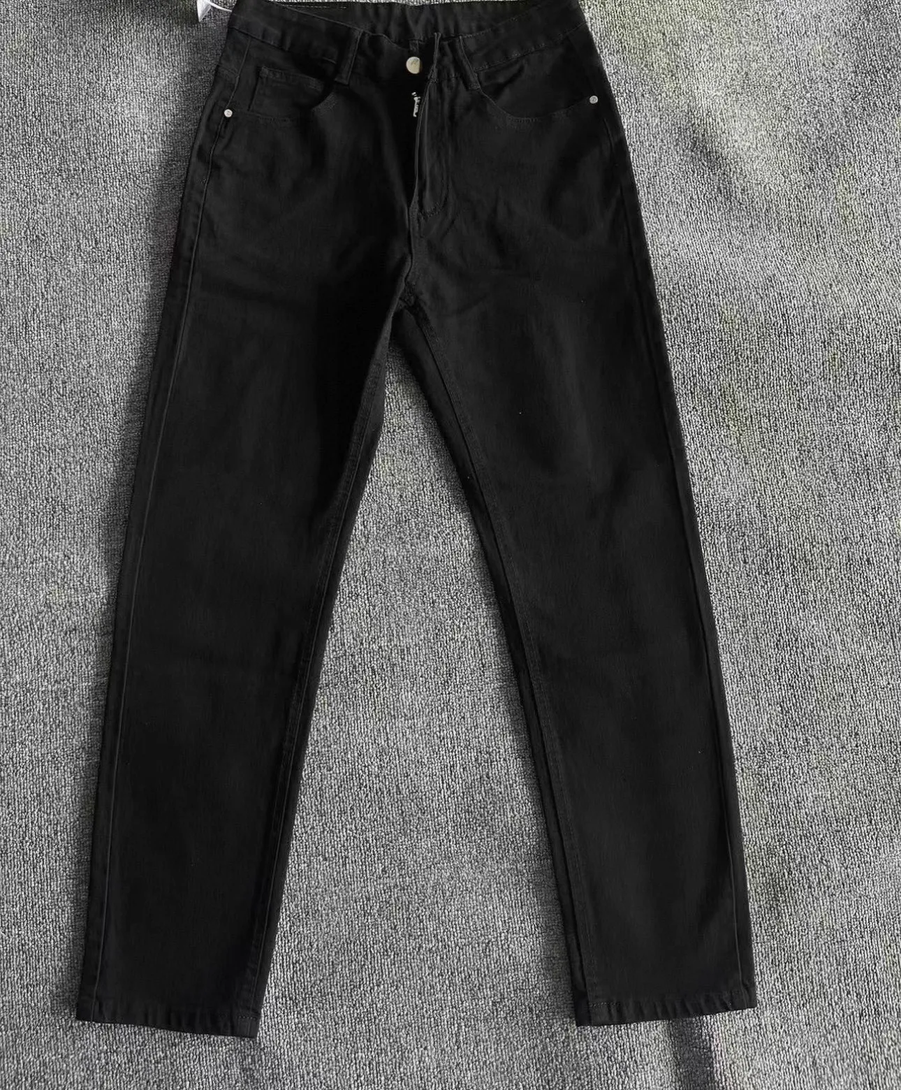 P176 Style No. Cc951 Ralph Lauren Pony Jeans Top-quality super-soft high-cotton washed denim fabric. Each piece of washed denim fabric costs three times more than conventional processes. The touch is extremely delicate and the texture is very good. The whole body is simple and elegant. The back pocket of the pants adopts high-end direct injection technology. The high-luxury pony metal leather label on the waist is extremely exquisite. Full marks for details. Color: Picture color Size#M-XXL Size M L XL XXL Pants length 97 98 99 100 Waist 74 78 82 86 Hips 98 102 106 110 Feet 34 35 36 37 Recommended size M 95-115kg L 115-130kg XL 130-155kg XXL 155-180kg